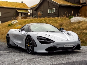 ホワイトにストライプを施したマクラーレン720S。シャープなフロントと低い車高が特徴のカスタムカー。